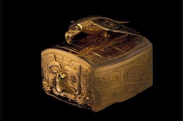 Hộp trang sức Chiếc hộp trang sức này được làm từ năm 1967 bởi nghệ sĩ Bill Reid, người nghệ sĩ nổi tiếng với rất nhiều tác phẩm điêu khắc có giá trị. Chiếc hộp có nhiều chi tiết cầu kỳ và được làm hoàn toàn bằng vàng khối. Giá trị nghệ thuật của chiếc hộp này lên tới 2 triệu USD. Hiện tại, chiếc hộp đang được trưng bày tại Bảo tầng Nhân loại học thuộc trường ĐH British Columbia.